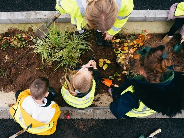 Children potting plants in Mixenden Rain Gardens